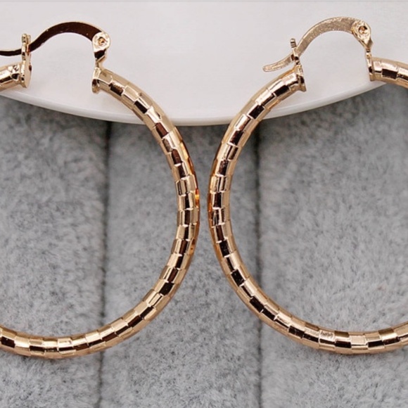 1.5'' , 40mm 18K/Copper Faceted Hoop Earrings, - Picture 4 of 5